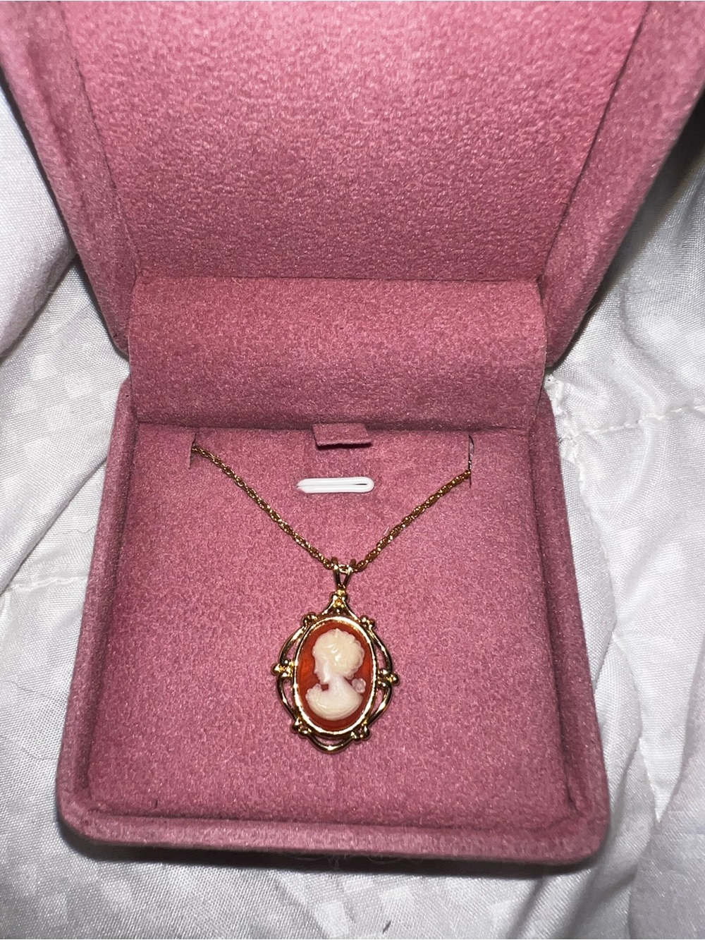 Vintage Crown Trifari Gold Tone Faux Shell Cameo Pendant Necklace
